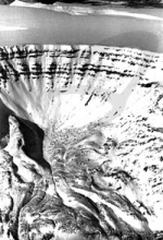 Кар ледниковый с каменным глетчером в верховье реки Бирамиян (территория лавовых плато станового нагорья). Фото Ф.И.Еникеева