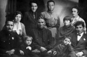 Братья Дмитрий (1-й слева), Степан (1-й справа), Федот (2-й слева) Шиловы в кругу семьи